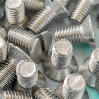 고강도 볼트용 특수강에서 최적의 경도와 인성 균형을 달성하는 방법은 무엇일까요?